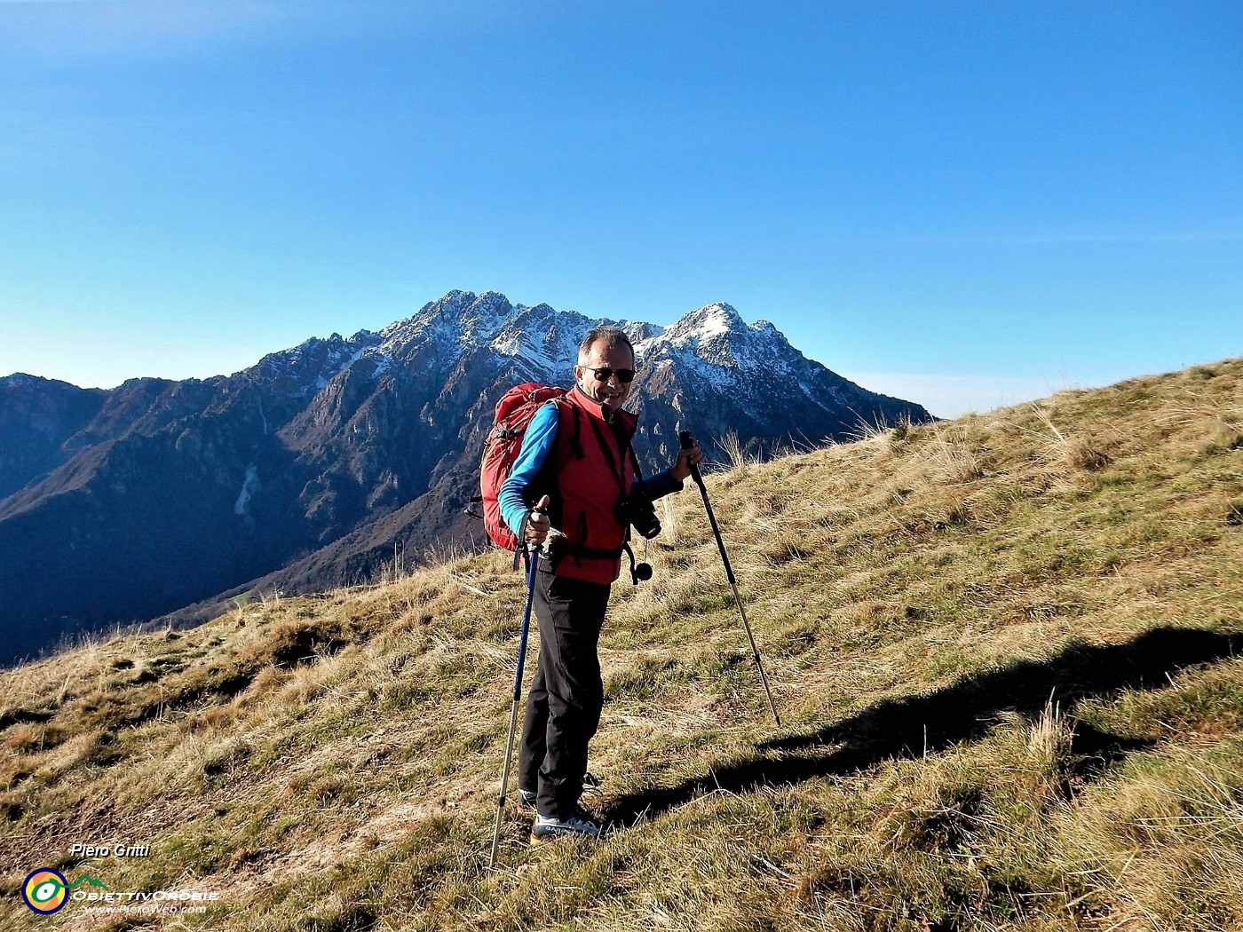 22 Salendo verso la Baita Alta con Alben da sfondo.jpg